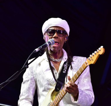 Bristol Harbour Festivali, Bristol Amfitiyatrosu, Bristol, İngiltere 'de Nil Rodgers ve Chic performanslarını sergilediler. 13 Temmuz 2022.