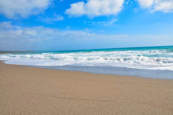 Вид Воздуха Морские Волны Разбивающие Пляж Фоне Зеленых Холмов — стоковое фото