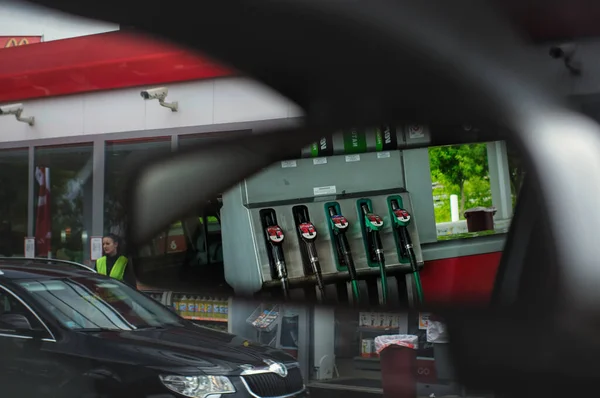 Benzin Istasyonunun Görüntüsü Bir Arabanın Dikiz Aynasından Yansıyor — Stok fotoğraf