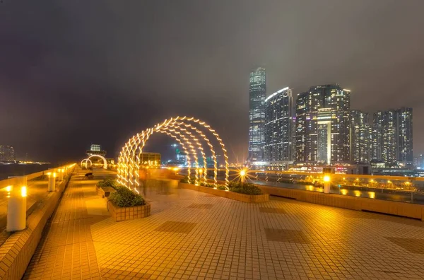 Verlichte Wolkenkrabbers Bogen Hong Kong Nachts — Stockfoto
