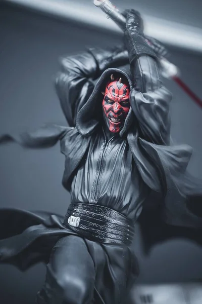 Egy Függőleges Felvétel Egy Star Wars Darth Maul Figuráról Stúdiótól — Stock Fotó