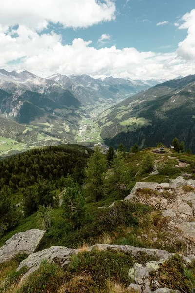 Vertikální Záběr Krásných Hor Rakousku Slunečného Dne — Stock fotografie