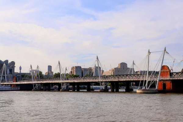 ロンドン ハンガーフォード橋とゴールデン ジュビリー橋からの眺め 2022年7月17日 — ストック写真