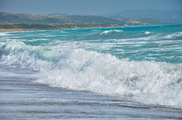 緑の丘を背景に波が打ち寄せるビーチの空中風景 — ストック写真