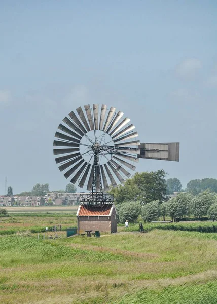 旧金属农场风车的垂直镜头 — 图库照片
