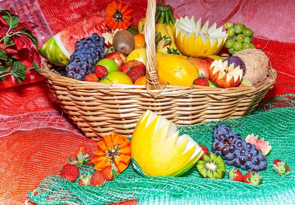 装飾されたバスケットの中で多様な果物 装飾的なカットでいくつかの果物で飾られたバスケット — ストック写真