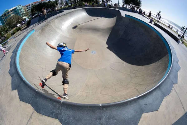 オーストラリアのクイーンズランド州にあるアレクサンドラ ヘッドランドスケートパークの若いスケーター — ストック写真