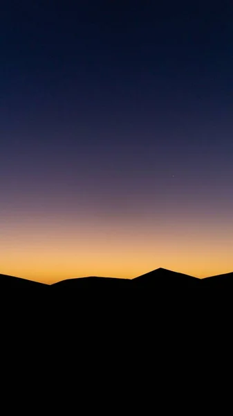 Вертикальный Кадр Силуэта Поющей Песчаной Горы Китае Время Восхода Солнца — стоковое фото