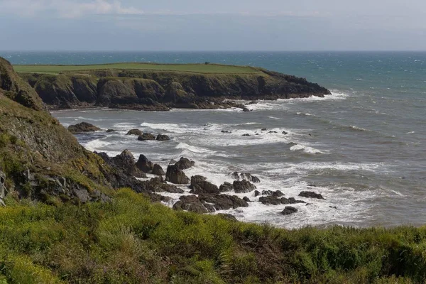 Une Vue Panoramique Des Falaises Rocheuses Couvertes Herbe Verte Contre — Photo