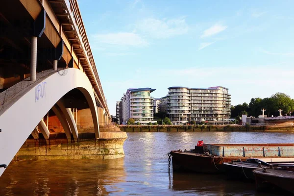 Soldan Grosvenor Köprüsü Nün Londra Daki Thames Nehri Üzerindeki Battersea — Stok fotoğraf