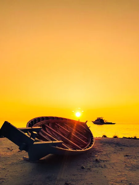 Vertikal Bild Träbåt Står Stranden Och Silhuett Fiskebåt Havet Vacker — Stockfoto