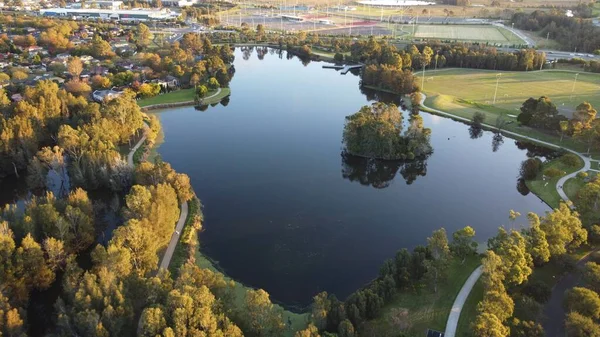 Vista Aérea Lago Cercado Por Vegetação Verde Sob Luz Sol — Fotografia de Stock