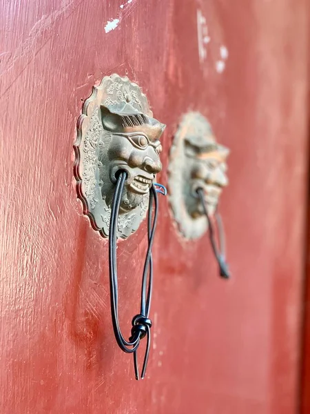 Kırmızı Kapılı Çinli Bir Kapı Tokmağının Dikey Odak Noktası — Stok fotoğraf