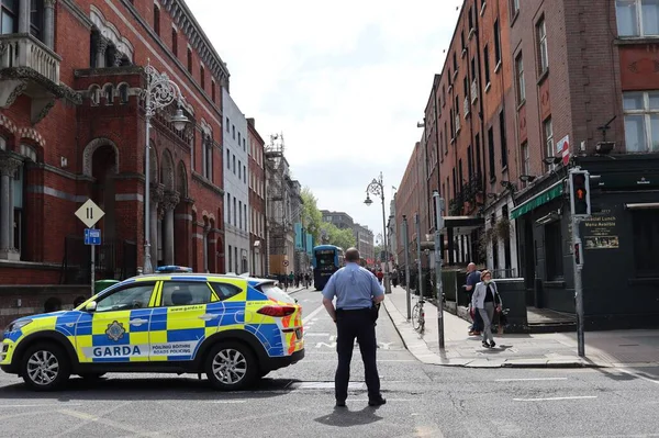 Una Vista Coche Policía Irlandés Estacionado Intersección —  Fotos de Stock