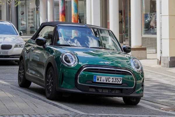 Een Groene Mini Auto Geparkeerd Straat Stad Heinsberg Duitsland — Stockfoto