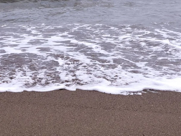 Fnideq Kumlu Bir Sahilde Hafif Bir Deniz Dalgası — Stok fotoğraf