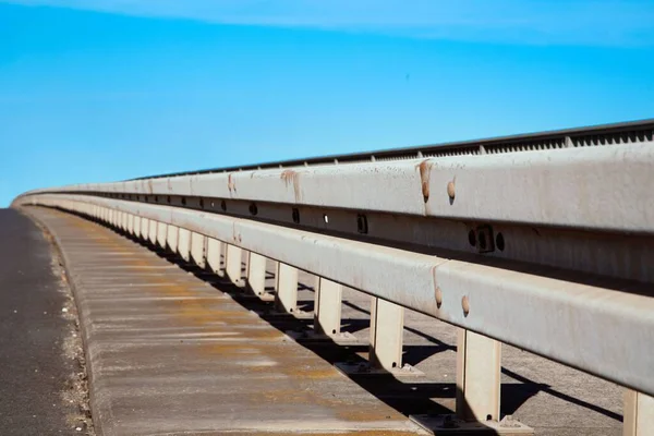 Guardrail Strada Prevenire Schianto Giorno Estate Sotto Cielo Blu — Foto Stock