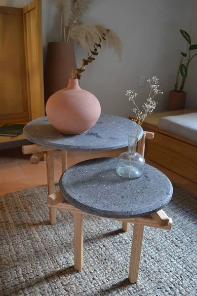现代圆形咖啡桌 天然石头和木料的垂直截图 — 图库照片