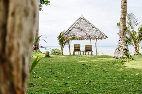 Een Rieten Dak Met Twee Strandbedden Romblon Filipijnen — Stockfoto