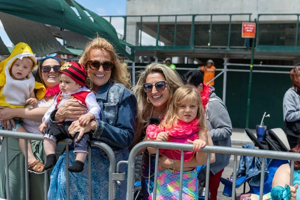 Una Vista Gente Sonriendo Detrás Cerca 40º Desfile Anual Sirenas — Foto de Stock