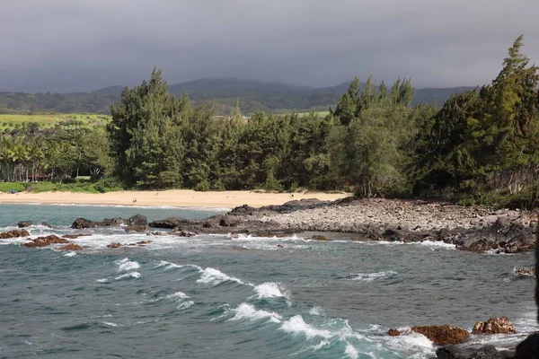 ハワイ マウイ島 フレミングビーチの緑と岩の美しいショット — ストック写真