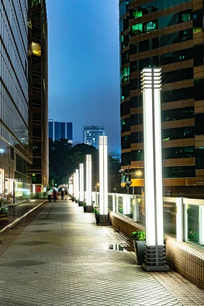 Hong Kong Binalarla Çevrili Aydınlık Bir Patikanın Dikey Görüntüsü — Stok fotoğraf