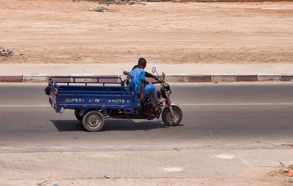 Двоє Чоловіків Їдуть Вулицею Триколісниці Місто Нуакшот Мавританія — стокове фото