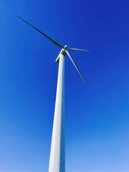 Low Angle Shot Wind Turbine Sunny Blue Sky — Stock Photo, Image