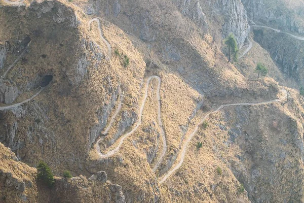 Ein Weg Auf Dem Felsigen Berg Monte Grappa Mit Tunneln — Stockfoto