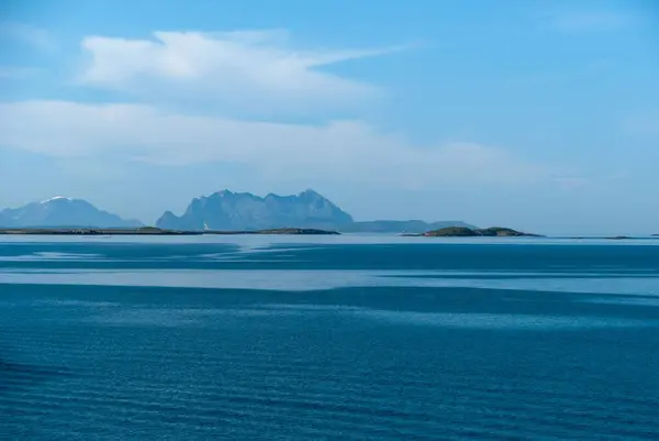 Μια Όμορφη Θέα Των Νησιών Lofoten Μια Θάλασσα Στο Προσκήνιο — Φωτογραφία Αρχείου