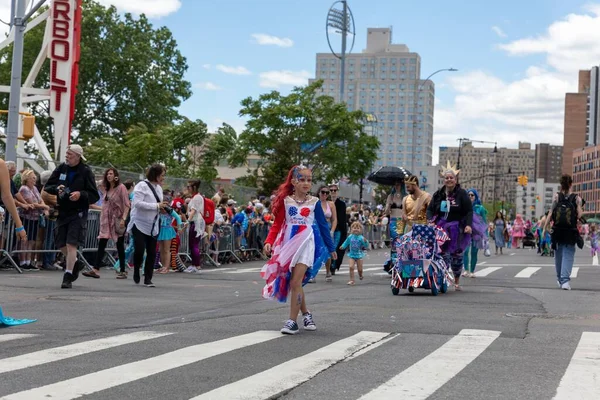 Widok Ludzi Spacerujących Tańczących Dorocznej Paradzie Syreny Coney Island Czerwca — Zdjęcie stockowe