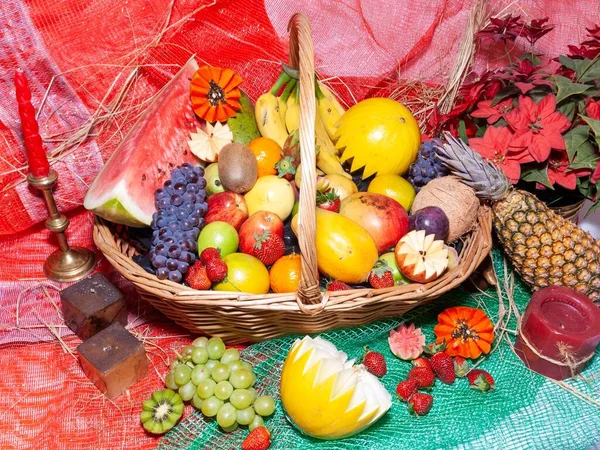 Diversos Frutos Una Cesta Decorada Cesta Decorada Con Varias Frutas —  Fotos de Stock