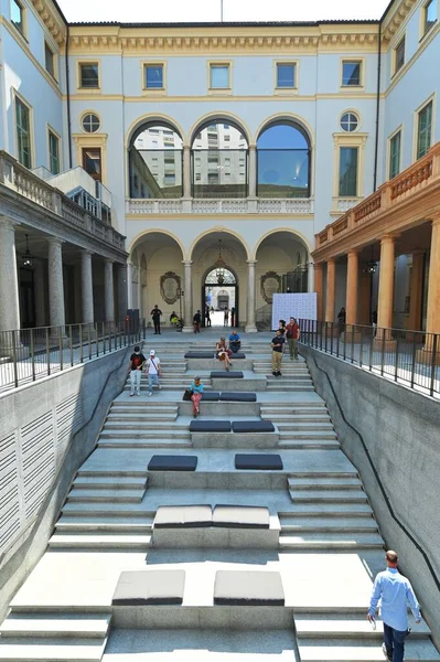 トリノのIntesa San Paoloにおけるイタリアのギャラリーのための新しい博物館の開館の垂直 — ストック写真
