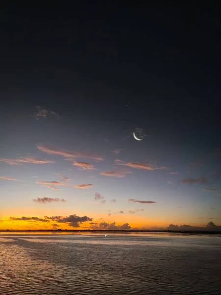 Vacker Natur Halvmånen Kvällen Färgglada Himlen Över Havet — Stockfoto