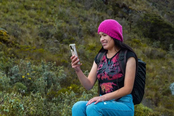 Una Hermosa Mujer Con Sombrero Rosa Sosteniendo Teléfono Las Montañas — Foto de Stock