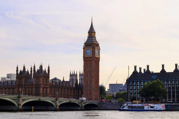 Big Ben Westminster Sarayı Nın Arka Planda Manzaralı Güzel Bir — Stok fotoğraf
