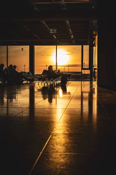 Gruppo Persone Sedute Nella Sala Attesa Dell Aeroporto Tramonto — Foto Stock