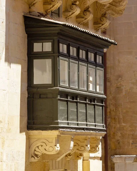 马耳他共和国街一个封闭的旧木制阳台 — 图库照片