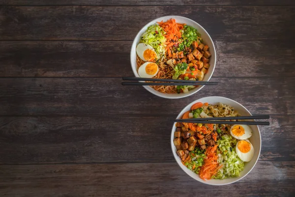 Variace Ramenové Domácí Polévky Nudlemi Marinovaným Tofu Nasekanou Mrkví Cibulí — Stock fotografie