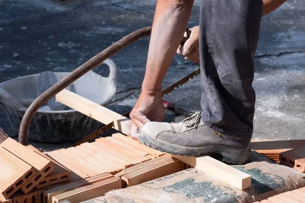 Sceny Budowy Cegły Drewna Cementu Przez Różne Załogi Murarskie Konkursie — Zdjęcie stockowe