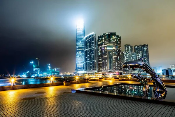 Ugráló Delfinek Szobra Éjszaka Szemben Városkép Harbour Grand Kowloon Hong — Stock Fotó
