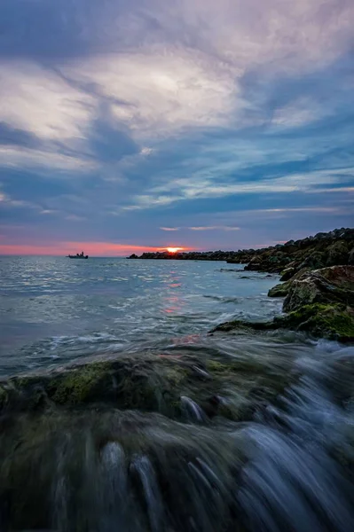 Eine Vertikale Aufnahme Eines Dramatischen Sonnenuntergangs Sandkey Beach Clearwater Florida — Stockfoto