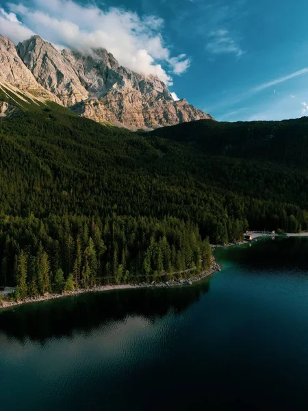 Eine Vertikale Aufnahme Der Grünen Berge Und Des Sees Vor — Stockfoto