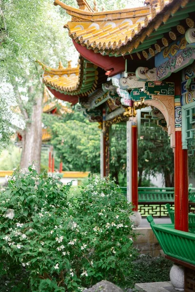 スイスのチューリッヒにある中国庭園の古代建築の低角度ビュー — ストック写真