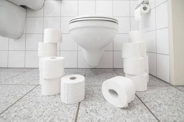 Ein Sauberer Weißer Toilettensitz Einem Von Toilettenpapier Umgebenen Toilettenraum — Stockfoto