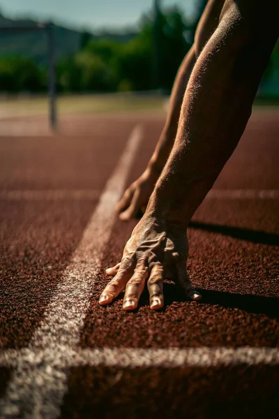 Tiro Vertical Das Mãos Uma Posição Inicial Uma Pista Atletismo — Fotografia de Stock