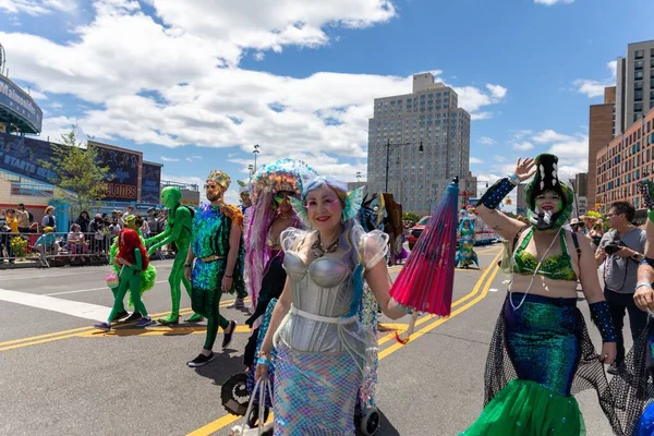 Widok Ludzi Spacerujących Tańczących Dorocznej Paradzie Syreny Coney Island Czerwca — Zdjęcie stockowe