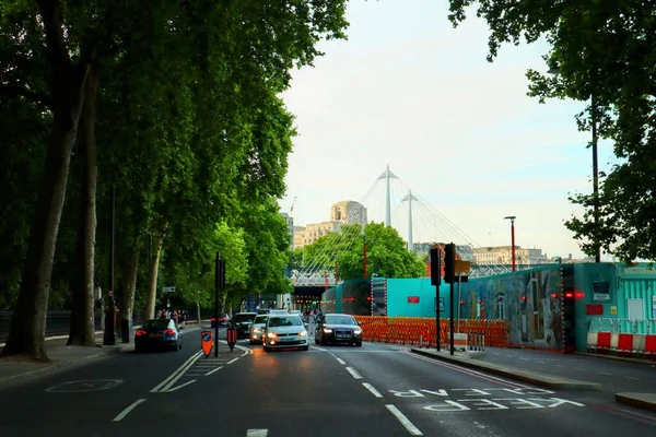 Beautiful Shot London Victoria Embankment Street Dense Trees Road Traffic — Stock Photo, Image