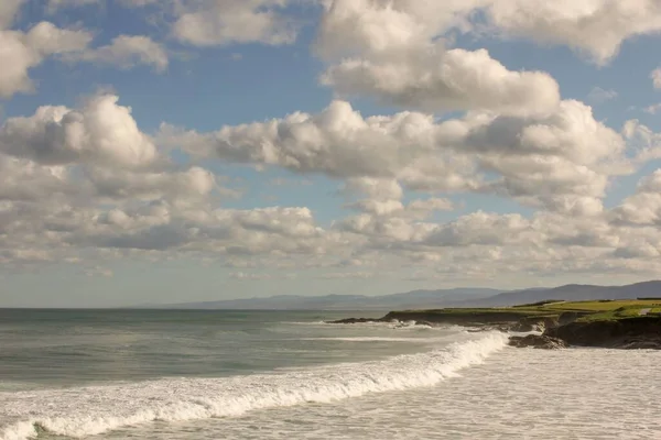 Θυελλώδης Μέρα Όμορφα Σύννεφα Και Κύματα Στην Ακτή Της Κανταβρίας — Φωτογραφία Αρχείου