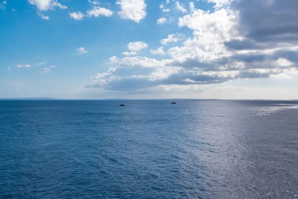 Ibiza Panorama Oceán Středozemní Moře Slunečného Dne Lodí — Stock fotografie